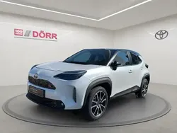 Platinweiss metallic, dach schwarz Gebraucht 2023 Toyota Yaris Hybrid Sport SUV | 27.798 € (Fairer Preis)