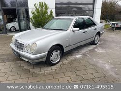Silber Gebraucht 1996 Mercedes E200 Classic Limousine | 2.999 € (Superpreis)