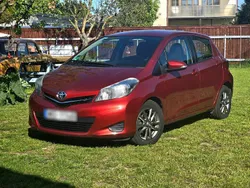 Rot Gebraucht 2015 Toyota Yaris Kleinwagen | 6.500 €