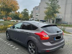 Grau Gebraucht 2011 Ford Focus Kleinwagen | 5.300 € (Teuer)