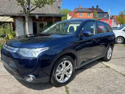 Tansanitblau (p) Gebraucht 2015 Mitsubishi Outlander Classic Collection SUV | 10.900 € (Fairer Preis)