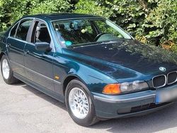 Grün Gebraucht 1999 BMW 520 Limousine | 2.000 €