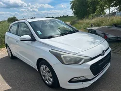 Weiß Gebraucht 2015 Hyundai i20 Limousine | 5.390 € (Etwas zu teuer)