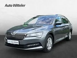 Graphitegrau metallic met. Gebraucht 2024 Skoda Superb Ambition Kombi | 36.900 €