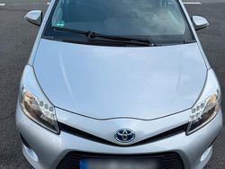 Silber Gebraucht 2013 Toyota Yaris Hybrid Limousine | 7.200 € (Fairer Preis)