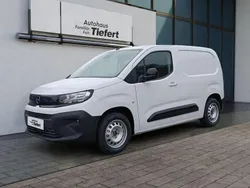 Weiß Gebraucht 2024 Opel Combo Van / Kleinbus | 20.988 € (Etwas zu teuer)