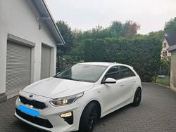 Weiß Gebraucht 2019 Kia Ceed Edition 7 Kleinwagen | 10.000 € (Guter Preis)