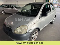 Grau Gebraucht 2001 Toyota Yaris Kleinwagen | 1.290 € (Fairer Preis)