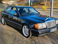 Schwarz Gebraucht 1990 Mercedes E300 Limousine | 6.900 €