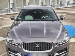 Grau Gebraucht 2016 Jaguar XE Limousine | 22.000 €