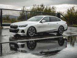 Weiß Gebraucht 2023 BMW 520 Comfort Edition Limousine | 46.000 €