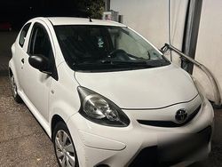 Weiß Gebraucht 2012 Toyota Aygo Kleinwagen | 3.000 € (Etwas zu teuer)