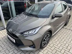 Oxide bronze met. Gebraucht 2021 Toyota Yaris Club Limousine | 14.900 € (Fairer Preis)