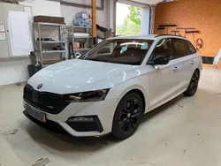 Bila moon/moon white Gebraucht 2023 Skoda Octavia RS Kombi | 24.503 €