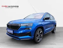 Raceblau metallic met. Gebraucht 2024 Skoda Karoq SportLine SUV | 33.790 € (Etwas zu teuer)