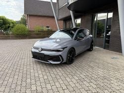 Grau Neu 2025 VW Golf VIII Sportline Limousine | 47.166 €