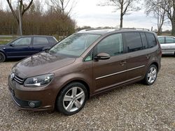 Braun Gebraucht 2010 VW Touran Highline Van / Kleinbus | 11.777 € (Teuer)