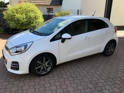 Weiß Gebraucht 2016 Kia Rio DREAM-TEAM Edition Limousine | 9.500 € (Fairer Preis)