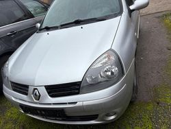 Silber Gebraucht 2005 Renault Clio II Kleinwagen | 900 €