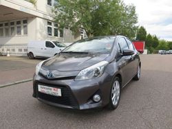 Grau Gebraucht 2014 Toyota Yaris Hybrid Club Limousine | 7.950 € (Fairer Preis)