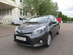 Grau Gebraucht 2014 Toyota Yaris Hybrid Club Limousine | 8.800 € (Etwas zu teuer)