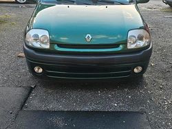 Grün Gebraucht 2001 Renault Clio II Kleinwagen | 1.900 €