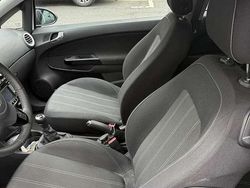 Weiß Gebraucht 2013 Opel Corsa Color Edition Limousine | 5.999 € (Etwas zu teuer)