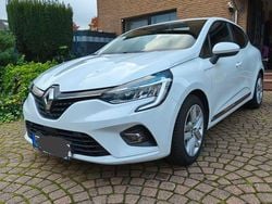 Weiß Gebraucht 2020 Renault Clio V Experience Kleinwagen | 11.500 € (Guter Preis)