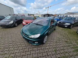 Grün Gebraucht 2005 Peugeot 206 CC Roland Garros Cabrio | 1.950 € (Fairer Preis)