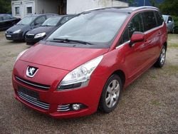 Rot Gebraucht 2011 Peugeot 5008 Allure Van / Kleinbus | 5.900 € (Guter Preis)