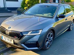 Grau Gebraucht 2024 Skoda Octavia RS Kombi | 36.590 € (Fairer Preis)