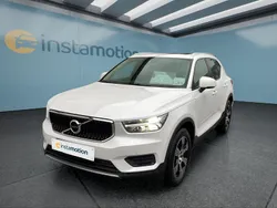 Weiß Gebraucht 2022 Volvo XC40 Momentum SUV | 30.799 € (Fairer Preis)