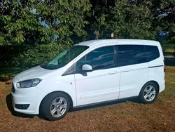 Weiß Gebraucht 2016 Ford Tourneo Courier Trend Van / Kleinbus | 9.900 € (Teuer)
