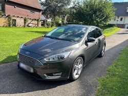 Grau Gebraucht 2015 Ford Focus Titanium Limousine | 6.199 € (Fairer Preis)