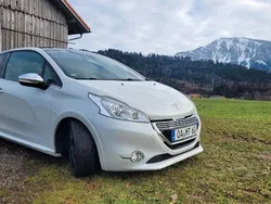 Weiß Gebraucht 2014 Peugeot 208 Kleinwagen | 8.900 € (Fairer Preis)