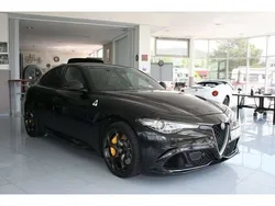 Nero vulcano metallic (metallic) Gebraucht 2017 Alfa Romeo Giulia Quadrifoglio Limousine | 44.590 € (Superpreis)