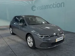 Grau Gebraucht 2020 VW Golf VIII Life Limousine | 20.504 € (Etwas zu teuer)