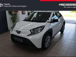 Schneeweiß Gebraucht 2022 Toyota Aygo X-play Kleinwagen | 13.840 € (Fairer Preis)