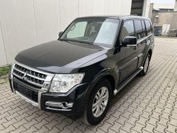 Schwarz Gebraucht 2015 Mitsubishi Pajero Diamant Edition SUV | 18.999 €