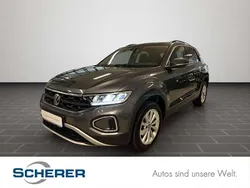 Indiumgrau metallic (metallic) Gebraucht 2025 VW T-Roc Life SUV | 29.300 € (Superpreis)