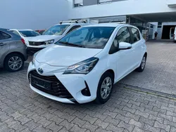 Weiß Gebraucht 2019 Toyota Yaris Hybrid Comfort Limousine | 10.995 € (Guter Preis)