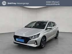 Sleek silver metallic Gebraucht 2023 Hyundai i20 Trend Kleinwagen | 18.550 € (Fairer Preis)