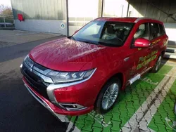 Rot Gebraucht 2018 Mitsubishi Outlander P-HEV Top SUV | 16.980 € (Fairer Preis)