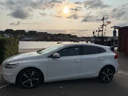 Weiß Gebraucht 2017 Volvo V40 R-Design Kombi | 13.600 € (Fairer Preis)