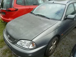 Grau Gebraucht 2003 Toyota Avensis Sol Kombi | 600 € (Superpreis)