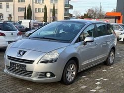 Grau Gebraucht 2011 Peugeot 5008 Premium Van / Kleinbus | 2.790 € (Fairer Preis)