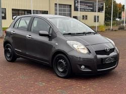 Grau Gebraucht 2011 Toyota Yaris Cool Limousine | 4.900 € (Fairer Preis)