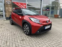 3u4)/ black mica (209) (rot Gebraucht 2024 Toyota Aygo Team Kleinwagen | 17.250 € (Fairer Preis)