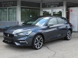 Grau (magnetic grau) grau (alcantara) Gebraucht 2021 Seat Leon FR Limousine | 24.990 € (Etwas zu teuer)