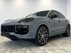 Grau Gebraucht 2024 Porsche Cayenne Turbo E-Hybrid SUV | 159.800 €